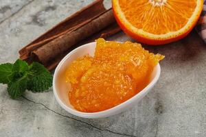 savoureux fait maison Orange confiture dans le bol photo