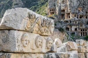 bas-relief avec visages près à théâtre dans myra ancien ville. archéologie historique endroit dans demre, lycie région, Turquie. photo