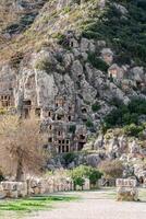 vue sur lycien Roche tombes de le nécropole dans demre. le ancien ville de Myra, lycie région, Turquie. photo