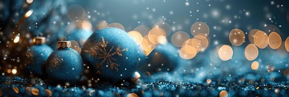 de fête bleu Noël babioles avec d'or accents sur une rêveur lumière toile de fond photo