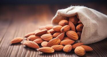 amandes dans jute sac sur en bois base photo