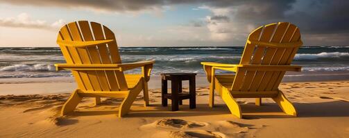 deux Jaune plage chaises orienté vers le mer sur sablonneux plage bannière Contexte photo