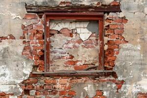 vieilli rouge brique mur avec brique en haut fenêtre et cassé les fenêtres concept. photo