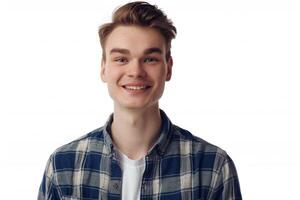 Jeune homme avec chemise souriant et à la recherche à caméra isolé sur blanc Contexte photo