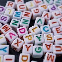 coloré lettre cubes, jouet et éducation photo