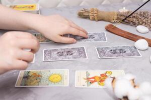 plus, Russie - février 18 ans, 2024. tarot cartes, tarot carte divination, fortune récit. occultisme, ésotérique éducation. photo