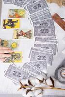 plus, Russie - février 18 ans, 2024. tarot cartes, tarot carte divination, fortune récit. occultisme, ésotérique éducation. photo