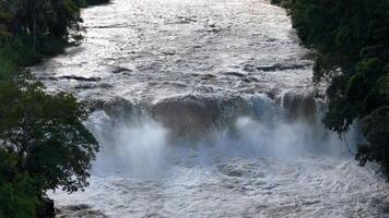 cascade sur le pore rivière photo