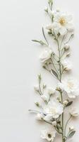 élégant blanc fleurs arrangement photo