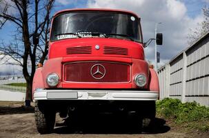 Minsk, Biélorussie, avril 18 ans, 2024 - de face vue mercedes-benz vieux Feu moteur rouge un camion photo