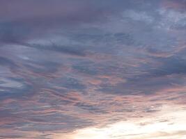 cyan coloré des nuages avec doux points forts photo