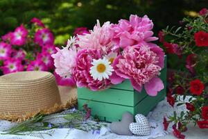 magnifique encore la vie avec pivoine fleurs, ancien tasse et chapeau sur le tableau. romantique salutation carte pour anniversaire, valentines, les mères journée concept. été Contexte avec ancien objets photo