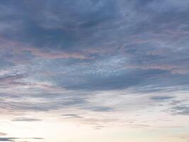 cyan coloré des nuages avec doux points forts photo