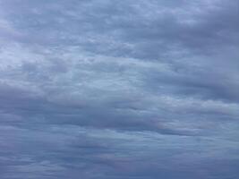 cyan coloré des nuages avec doux points forts photo