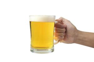 La main avec de la bière en verre isolé sur fond blanc