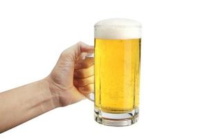 verre de bière à la main isolé photo