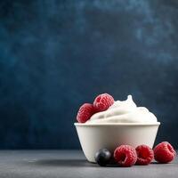 bol de yaourt avec Frais des fraises et myrtilles sur une bleu Contexte. photo