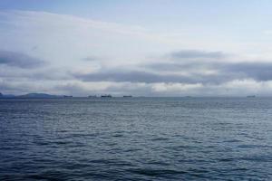 paysage marin avec des navires à l'horizon photo