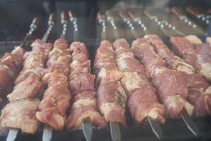 barbecue sur brochettes, brut Viande photo