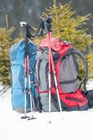 deux sacs à dos sur la neige. photo