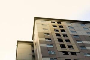 appartement bâtiment avec ciel dans le soir photo