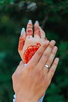 proche en haut de le la mariée et du marié mains photo