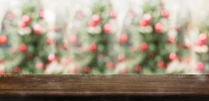 Plateau de table en bois rustique vide avec flou abstrait arbre de Noël décor rouge boule a