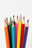 Couleur des crayons permanent sur blanc Contexte. proche en haut de coloré des crayons photo