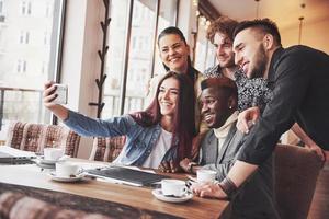 selfie de jeunes souriants s'amusant ensemble. meilleurs amis prenant selfie à l'extérieur avec rétroéclairage. concept d'amitié heureuse photo