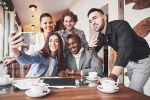 selfie de jeunes souriants s'amusant ensemble. meilleurs amis prenant selfie à l'extérieur avec rétroéclairage. concept d'amitié heureuse photo