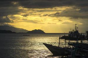 fond de coucher de soleil avec la silhouette des navires photo