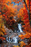 tranquille l'automne cascade en cascade par une boisé zone à crépuscule photo