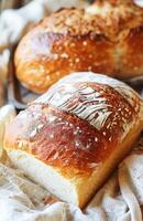 fraîchement cuit artisan pain pains avec d'or croûtes et farine saupoudrage photo