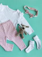 ensemble de bébé combinaisons, pantalon, chaussettes et tricoté jouet photo