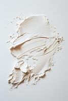 traînée de crémeux beige fondation maquillage balayé sur une blanc Contexte photo