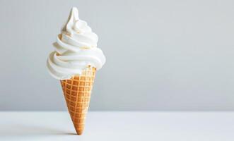 vanille doux servir la glace crème cône contre une nettoyer Contexte photo