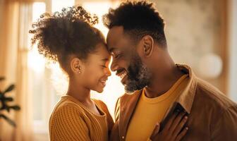 joyeux africain américain papa et fille partage une soumissionner moment dans ensoleillé pièce photo