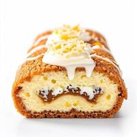 éponge gâteau rouleau isolé sur blanc Contexte Suisse rouleau avec vanille crème tranché biscuit rouleau Wi photo