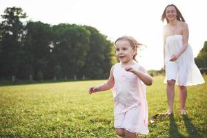 petite fille avec sa mère le jour ensoleillé d'été. photo