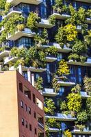 milan, italie, 28 avril 2017 - détail du bosco vertical à milan, italie. c'est une paire de tours résidentielles dans le quartier de porta nuova de milan qui abrite plus de 900 arbres. photo