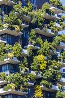 milan, italie, 28 avril 2017 - détail du bosco vertical à milan, italie. c'est une paire de tours résidentielles dans le quartier de porta nuova de milan qui abrite plus de 900 arbres. photo