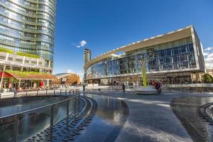 milan, italie, 28 avril 2017 - gratte-ciel modernes à porta nuova à milan, italie. porta nuova est le principal quartier d'affaires de milan. photo