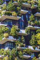 milan, italie, 28 avril 2017 - détail du bosco vertical à milan, italie. c'est une paire de tours résidentielles dans le quartier de porta nuova de milan qui abrite plus de 900 arbres. photo