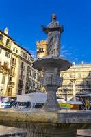 vérone, italie, 11 octobre 2019 - fontaine de notre dame vérone sur la piazza delle erbe à vérone, italie. fontaine a été construite en 1368 par cansignorio della scala. photo