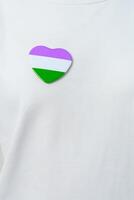 queer fierté journée et lgbt fierté mois concept. violet, blanc et vert cœur forme pour lesbienne, gay, bisexuel, transgenres, genderqueer et pansexuel communauté photo