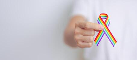 lgbt fierté mois concept ou lgbtq ou lgbtqia avec arc en ciel ruban pour lesbienne, gay, bisexuel, transgenres, queer, intersexe, asexué, agenre, non binaire, deux esprit, pansexuel et demisexuel photo