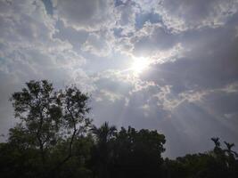 le lumière de le Soleil brillant par le des nuages. photo