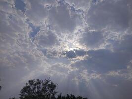 le lumière de le Soleil brillant par le des nuages. photo