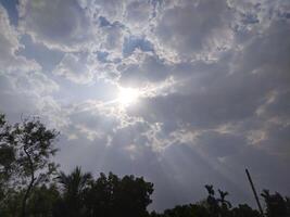 le lumière de le Soleil brillant par le des nuages. photo