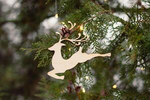 en bois jouet pour le Noël arbre dans le forme de une cerf. joyeux Noël photo